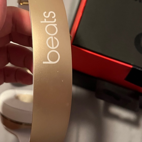 Beats Solo 3 Wireless Special Edition Gold Headphones - Picture 8 of 14